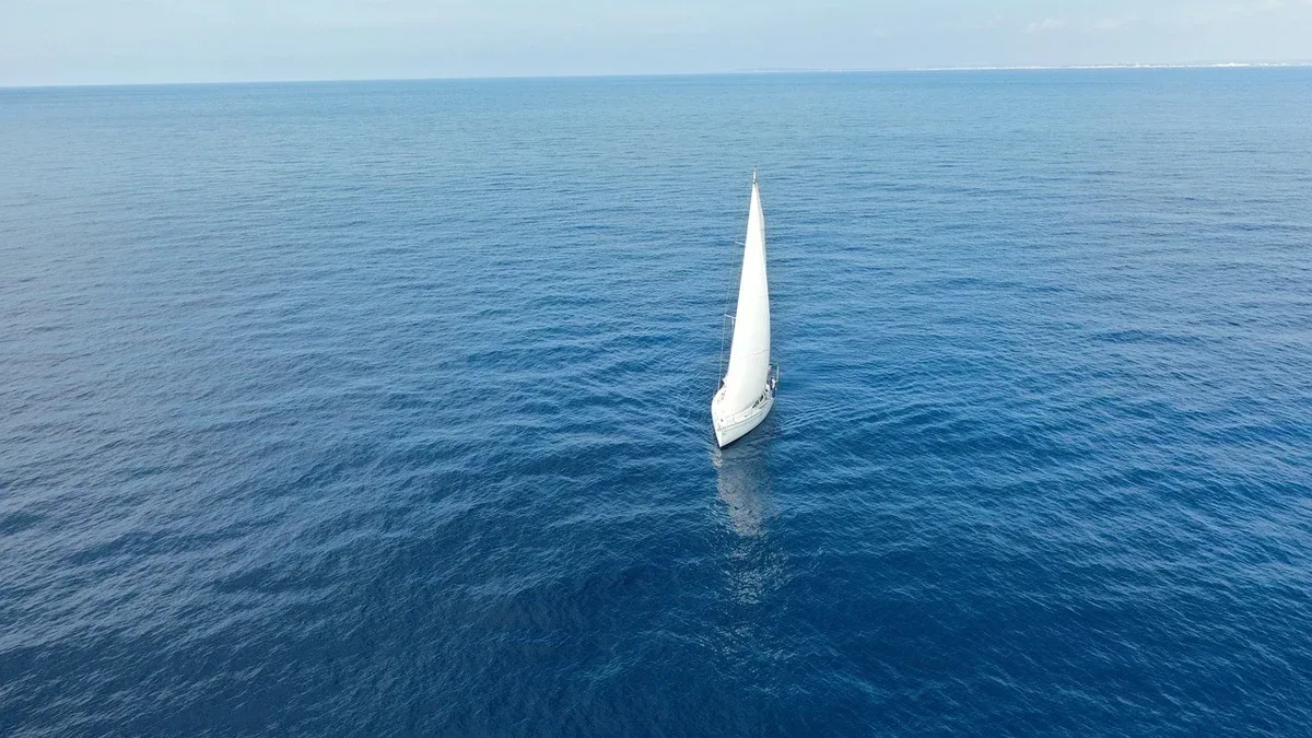 Vela con deriva mobile o chiglia fissa: come cambia la scelta degli approdi