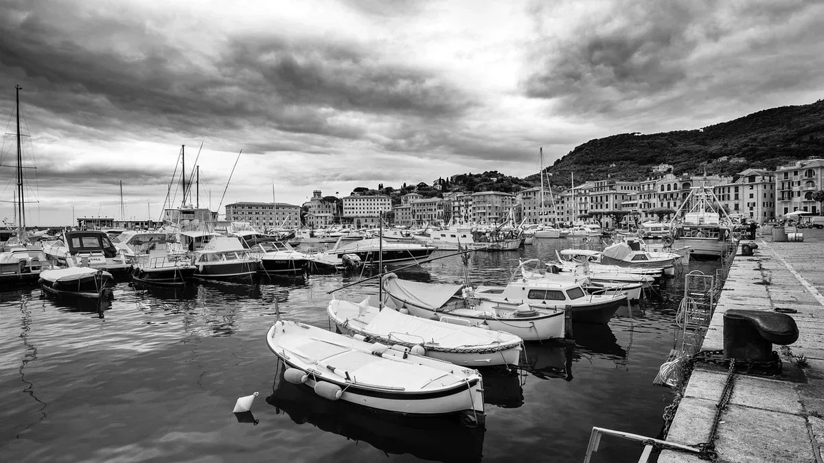 Ormeggio in porto affollato: come preparare cime e parabordi